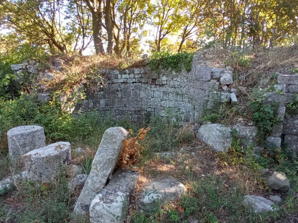 Monte Piantangeli - ruins of the Templar abbey